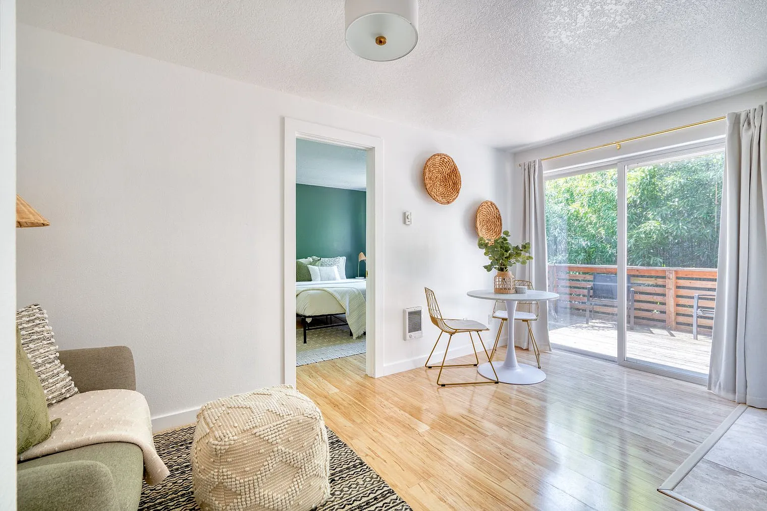 1 bed, 1.0 bath, 548 sqft, $2,367 — Photo 2
