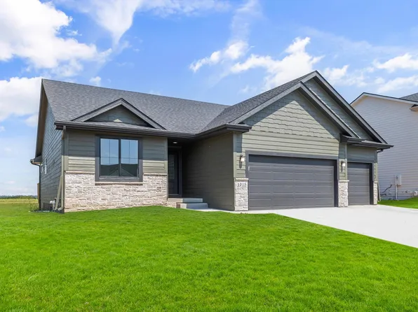1015 Shady Lane Dr, Norwalk, IA 50211