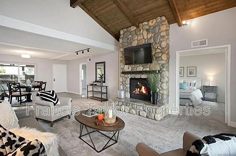 3 bed, 2.0 bath, 1325 sqft, $3,600 — Photo 4