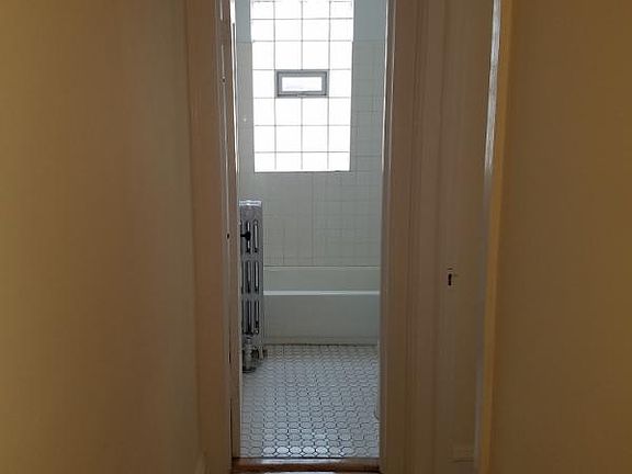 3rd image of 6804 N Wolcott Ave APT 1B