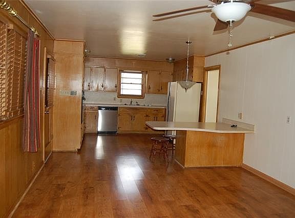 4th image of 1206 Hilltop Dr