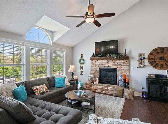 4th image of 620 NE Topaz Dr