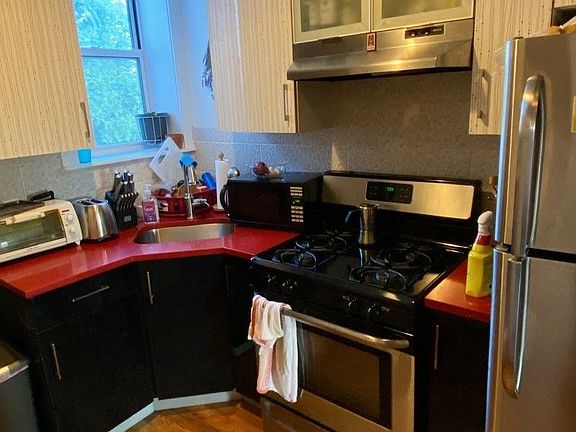 4th image of 1366 Putnam Ave APT 3R