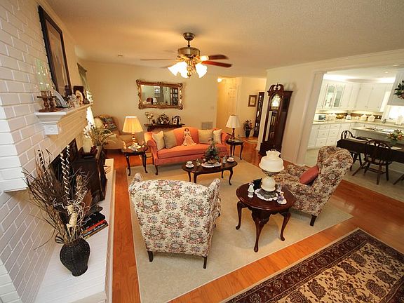 3rd image of 207 Daniel Dr