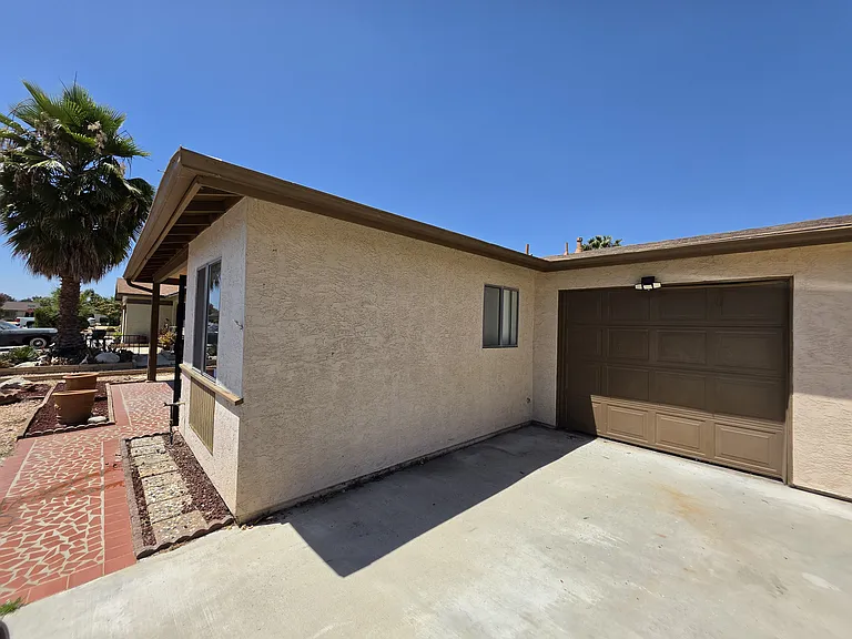 Corona St — Photo 14