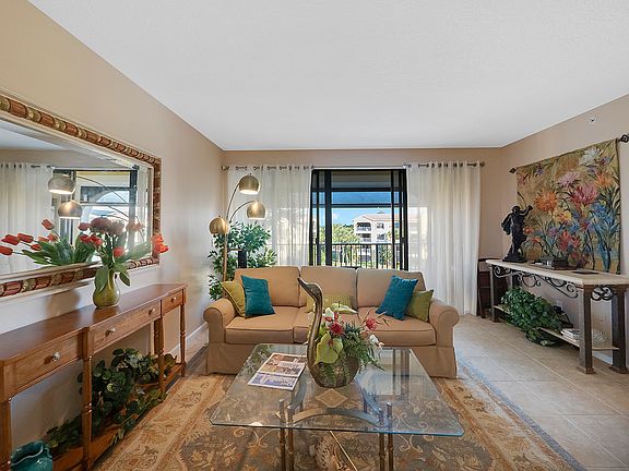 4th image of 400 Uno Lago Dr APT 401