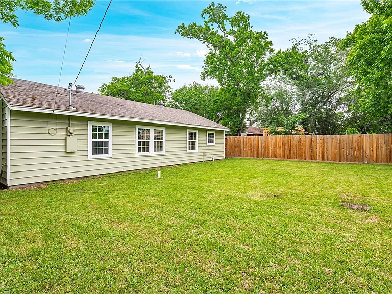 504 Burke Rd — Photo 25