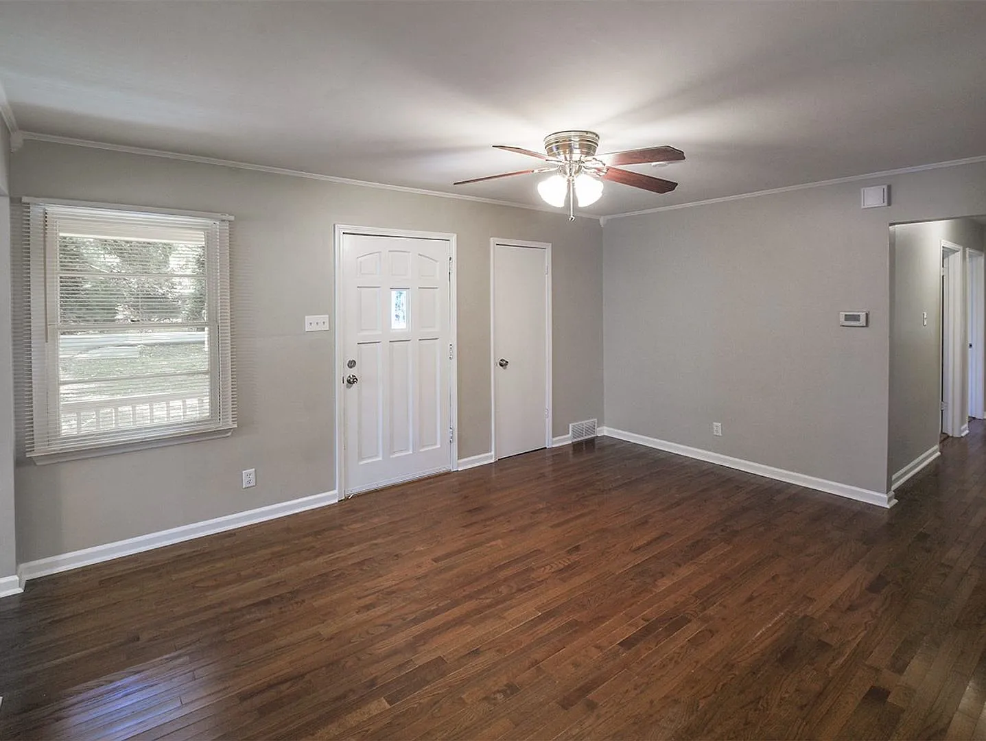 Updated 3 bed, 1.5 bath home with great curb appeal. — Photo 3