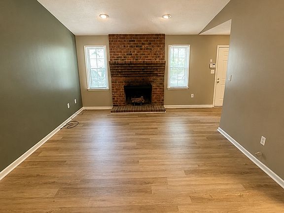 3rd image of 175 Woodberry Ct