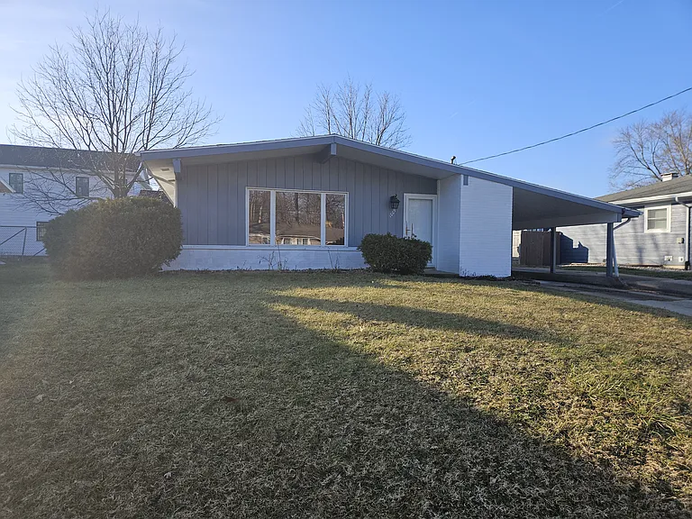 1009 N Twyckenham Dr — Photo 1
