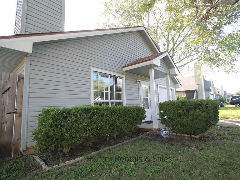 2404 Windmill Dr — Photo 2