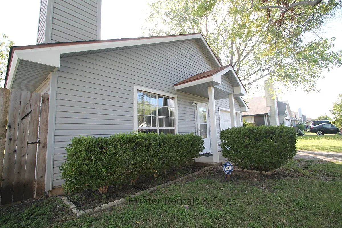 Building Photo - 2404 Windmill Dr