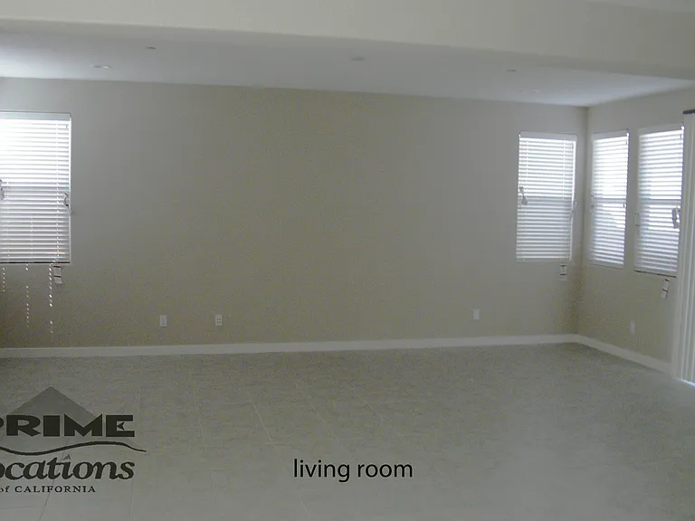 4844 Holden Dr — Photo 2
