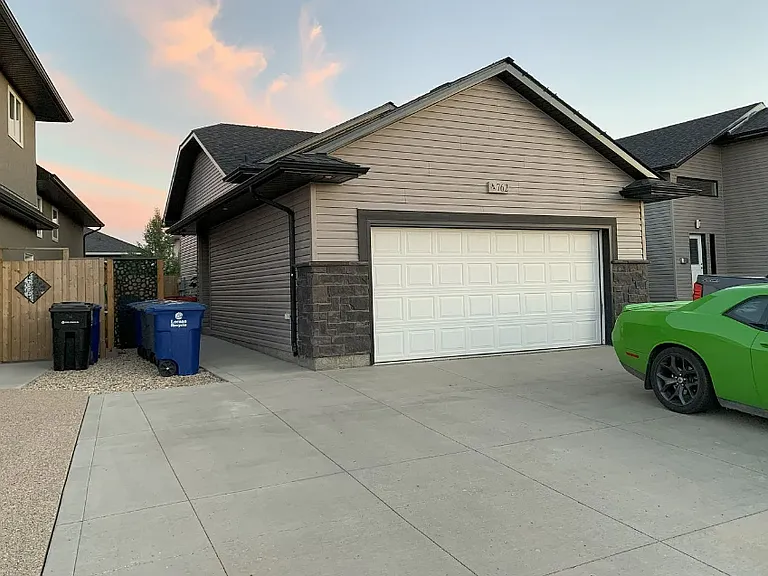 762 Hargreaves Cres — Photo 1