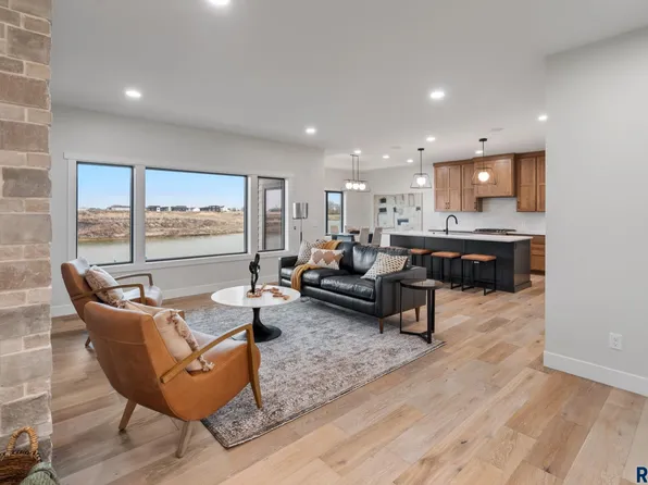 1135 E Thompson Pl, Tea, SD 57064
