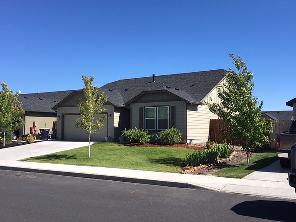 1st image of 748 NE Redwood Ct