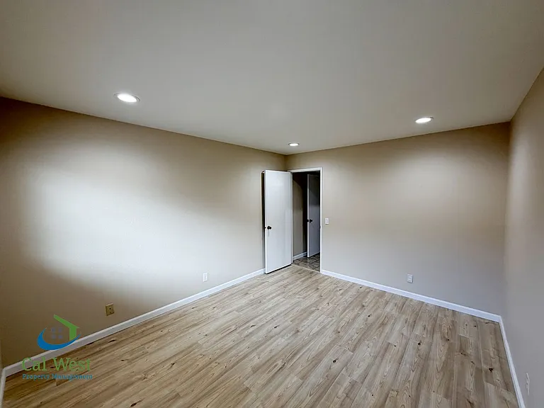 6465 Sussex Pl — Photo 8