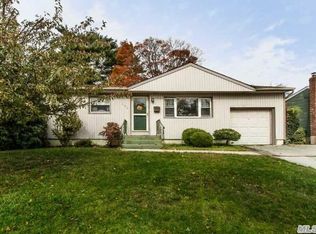 359 Linden St, Massapequa Park, NY 11762