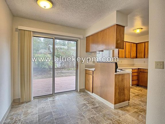 3rd image of 403 NE 147th Ave