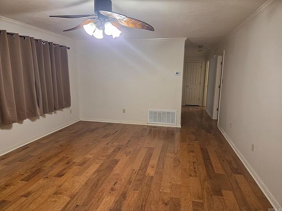 5th image of 1405 Hillcrest Dr