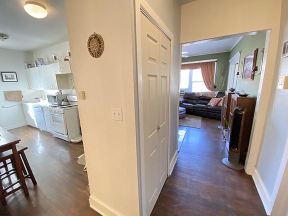 3rd image of 935 W Cornelia Ave #3A