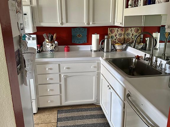 L shaped kitchen. Very light and good work/storage space!