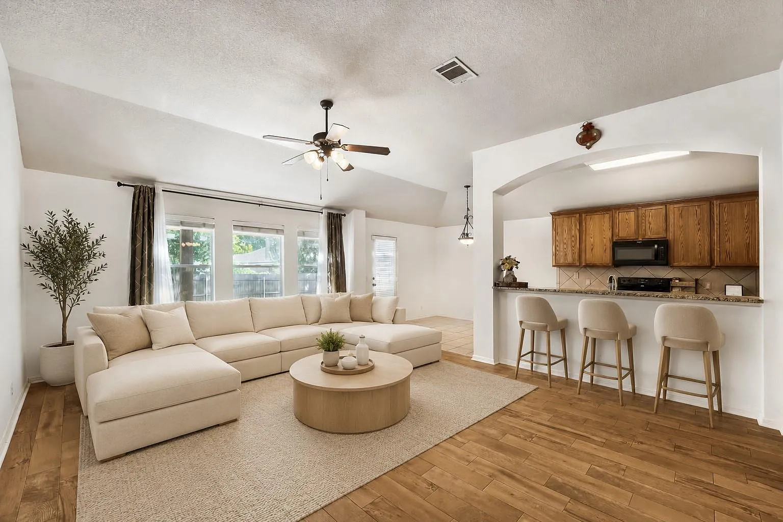 3 bed, 2.0 bath, 1705 sqft, $2,100 — Photo 1