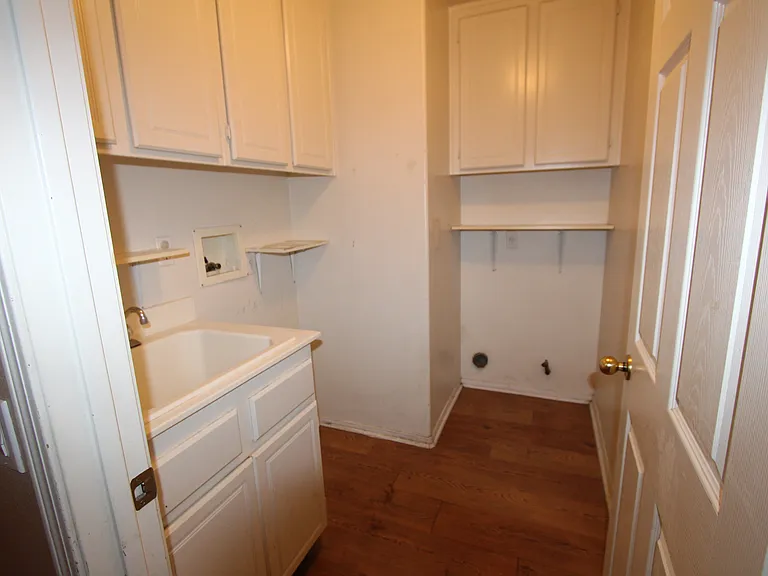 washer & dryer hookup (downstairs)