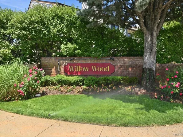 16 Balsam Court, Wantagh, NY 11793