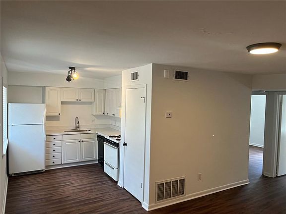 4th image of 418 Pelican Ave APT D