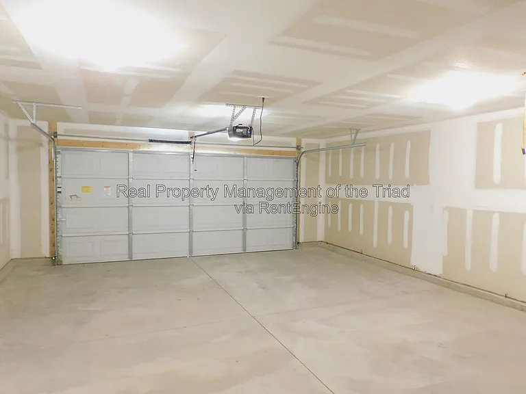 719 Torbay Dr — Photo 22