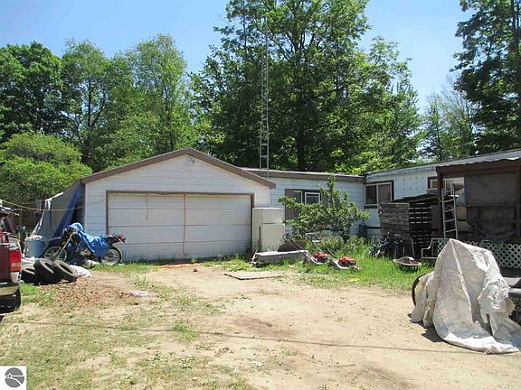 3rd image of 3398 N Circle Dr NE