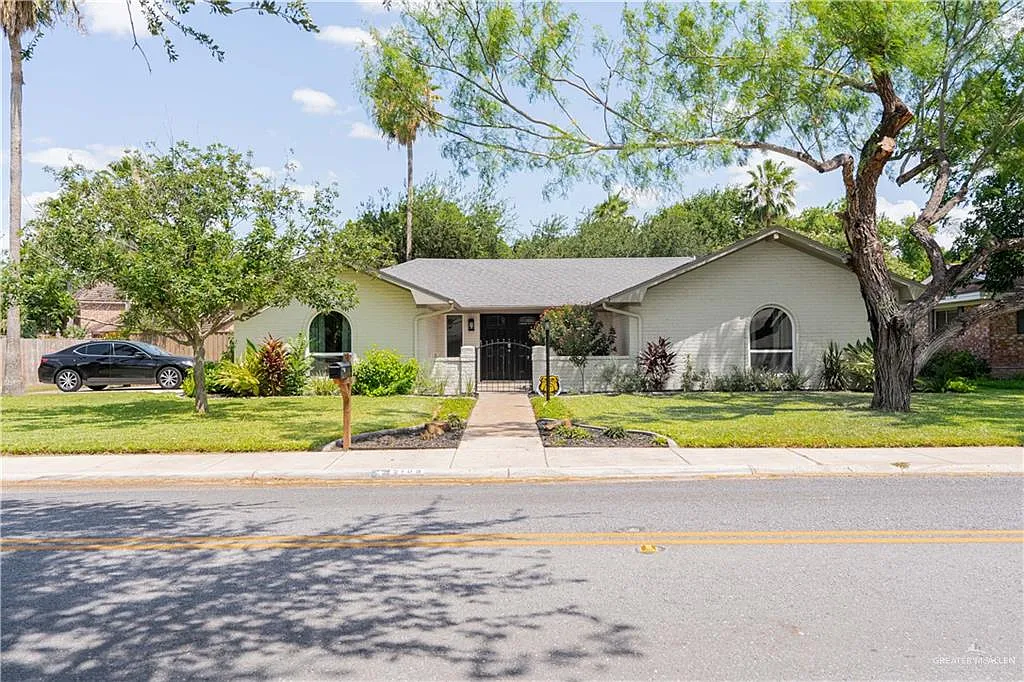3 bed, 2.0 bath, 1795 sqft, $2,000 — Photo 1