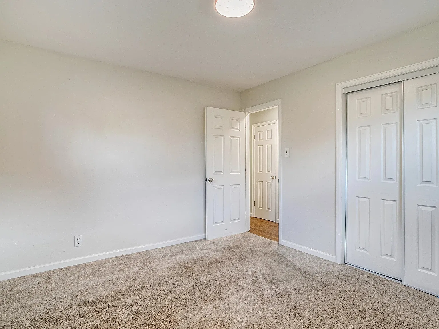 5 bed, 1.0 bath, 2400 sqft, $595 — Photo 1