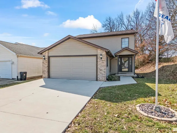 616 E Menard St, Riverton, IL 62561