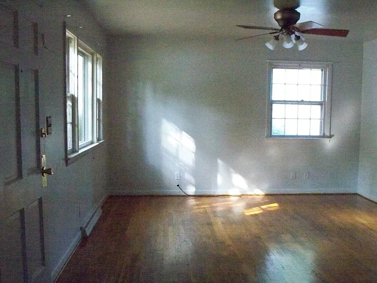 108 Stratford Ct — Photo 3