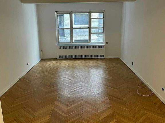 3rd image of 139 E 35th St APT 6B
