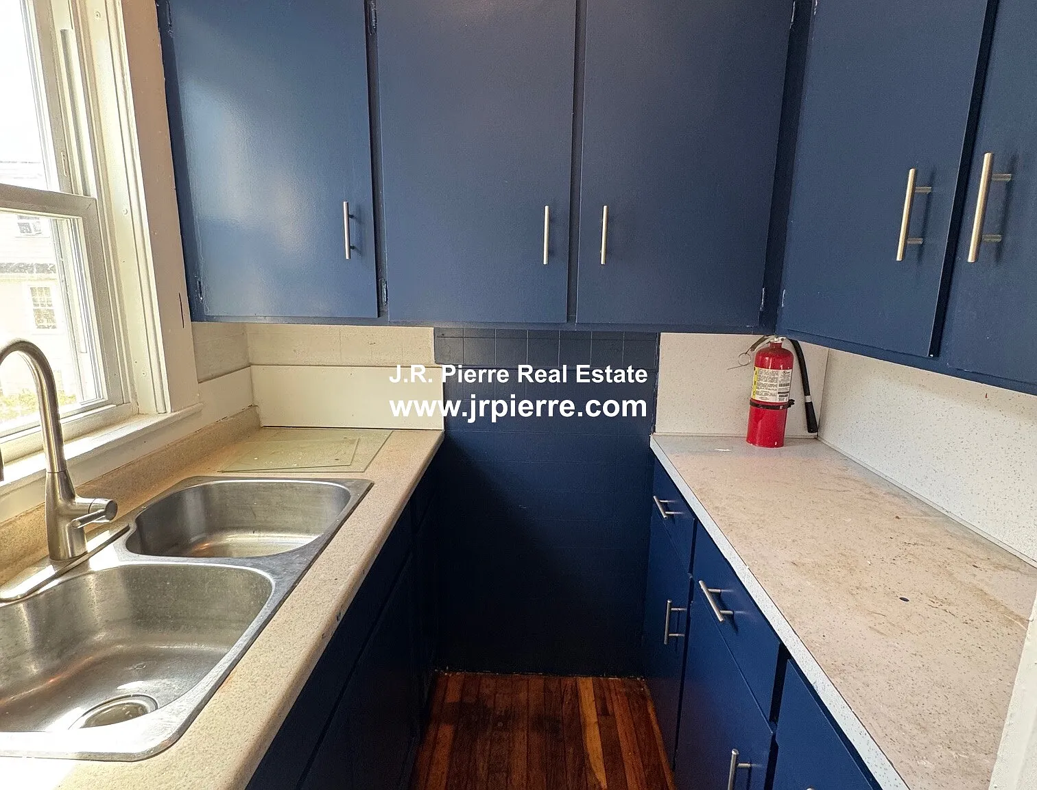 3 bed, 1.0 bath, 820 sqft, $2,700 — Photo 2