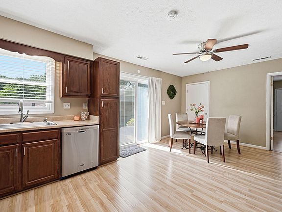 5th image of 686 Rollason Dr