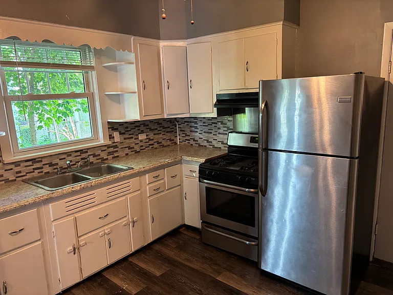 405 Willis Ave — Photo 15
