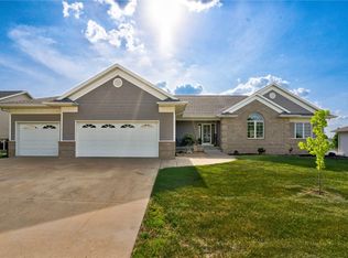 431 Sunset Dr, Fairfax, IA 52228