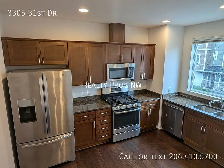 Riverfront Townhouse — Photo 2