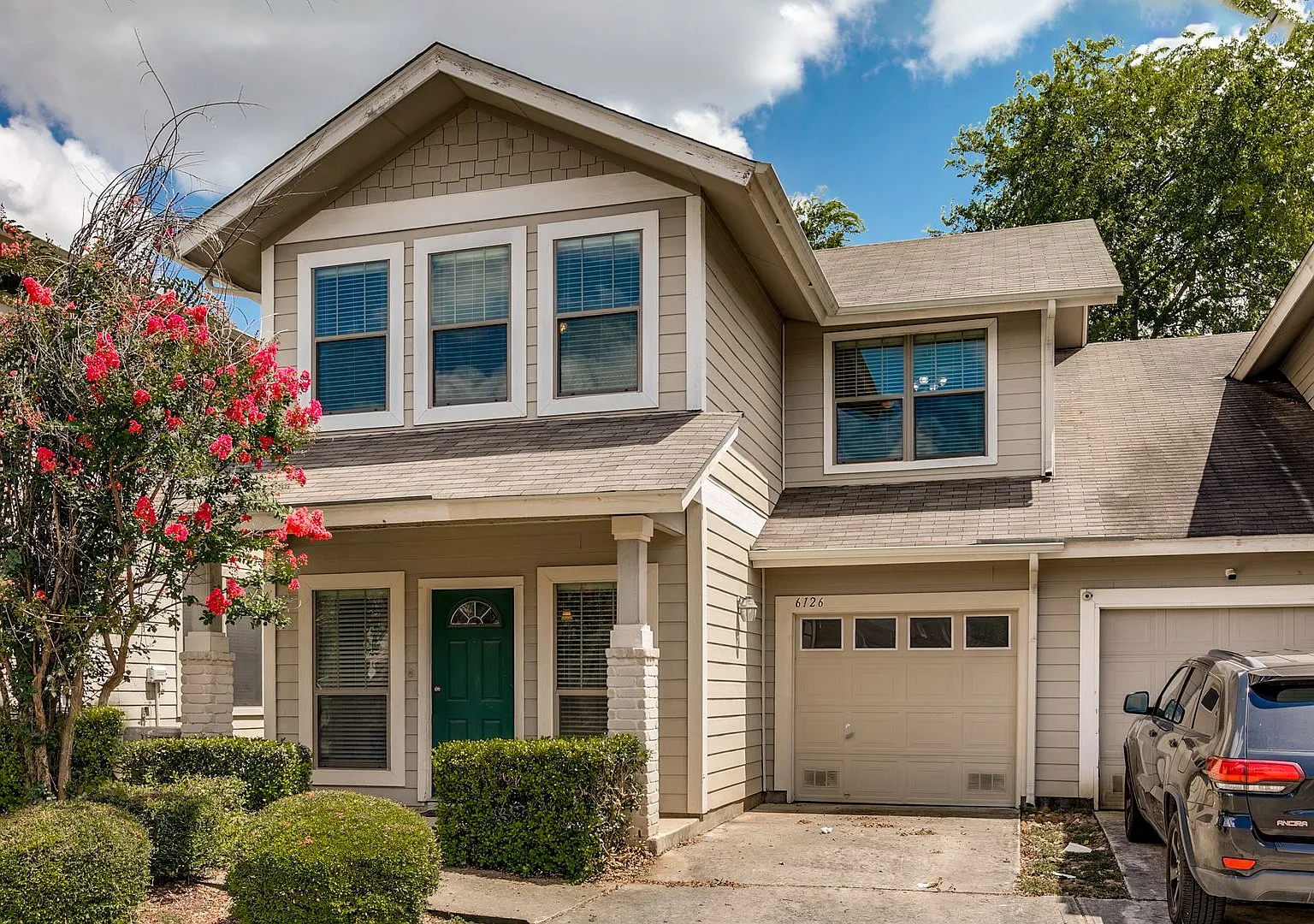 Two Bedroom Townhouse, Great Location! — Photo 2