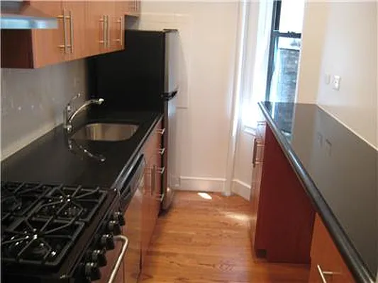 Rented by Metropolis Real Estate of Manhattan | media 9