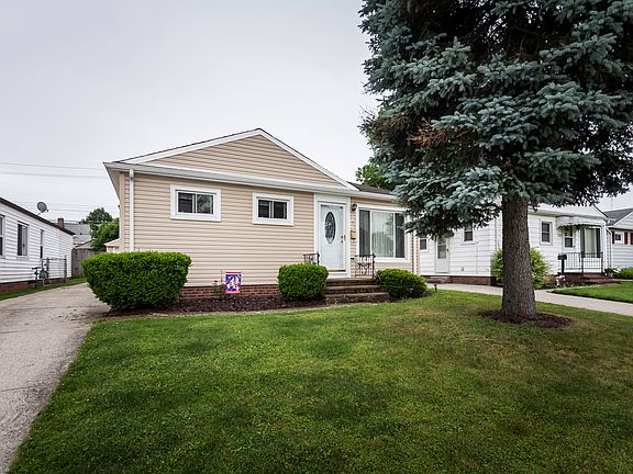 3rd image of 3215 Center Dr