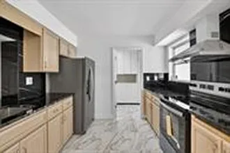 5731 NE 17th Ter — Photo 2