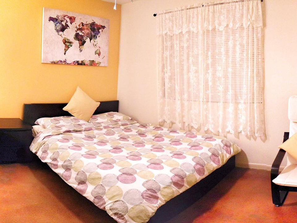 Guest bedroom with walk-in closet (Elfa closet system)