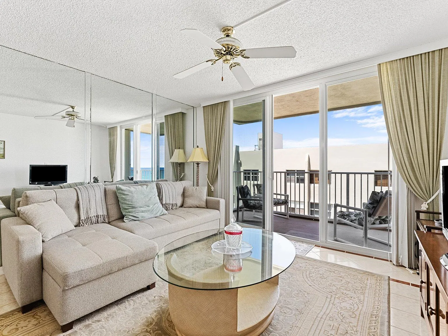 Le Chateau Royal Condo — Photo 2