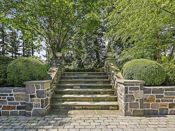 3rd image of 900 Army Rd