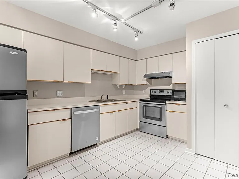 644 Ashley Cir — Photo 9